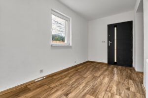 Chodba rodinného domu k PRODEJI na adrese Teplička 62. 3+KK o velikosti 92 m², se zahradou a garáží.