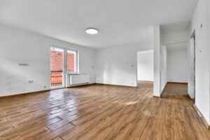 Obývací pokoj se vstupem na balkon rodinného domu k PRODEJI na adrese Teplička 62. 3+KK o velikosti 92 m², se zahradou a garáží.