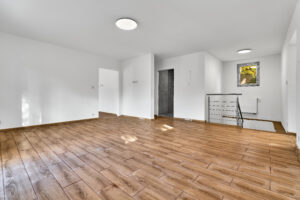 Obývací pokoj rodinného domu k PRODEJI na adrese Teplička 62. 3+KK o velikosti 92 m², se zahradou a garáží.