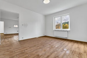 Pokoj rodinného domu k PRODEJI na adrese Teplička 62. 3+KK o velikosti 92 m², se zahradou a garáží.