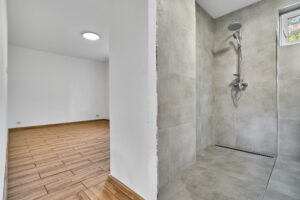 Koupelna rodinného domu k PRODEJI na adrese Teplička 62. 3+KK o velikosti 92 m², se zahradou a garáží.