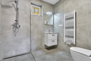 Koupelna rodinného domu k PRODEJI na adrese Teplička 62. 3+KK o velikosti 92 m², se zahradou a garáží.