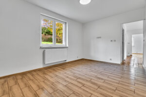 Pokoj rodinného domu k PRODEJI na adrese Teplička 62. 3+KK o velikosti 92 m², se zahradou a garáží.