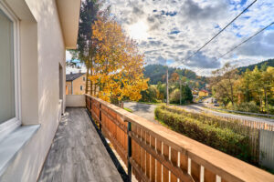 Balkón rodinného domu k PRODEJI na adrese Teplička 62. 3+KK o velikosti 92 m², se zahradou a garáží.