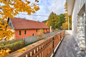 Balkón rodinného domu k PRODEJI na adrese Teplička 62. 3+KK o velikosti 92 m², se zahradou a garáží.