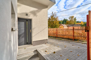 Vchod rodinného domu k PRODEJI na adrese Teplička 62. 3+KK o velikosti 92 m², se zahradou a garáží.