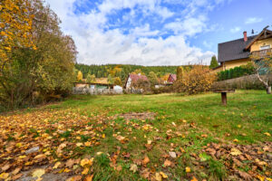 Zahrada rodinného domu k PRODEJI na adrese Teplička 62. 3+KK o velikosti 92 m², se zahradou a garáží.