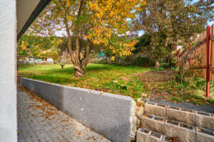 Zahrada rodinného domu k PRODEJI na adrese Teplička 62. 3+KK o velikosti 92 m², se zahradou a garáží.