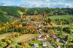 Rodinný dům k PRODEJI na adrese Teplička 62. 3+KK o velikosti 92 m², se zahradou a garáží.