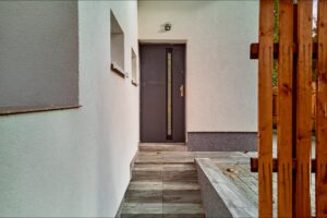 Vchod rodinného domu k PRODEJI na adrese Teplička 62. 3+KK o velikosti 92 m², se zahradou a garáží.