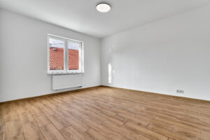 Pokoj rodinného domu k PRODEJI na adrese Teplička 62. 3+KK o velikosti 92 m², se zahradou a garáží.