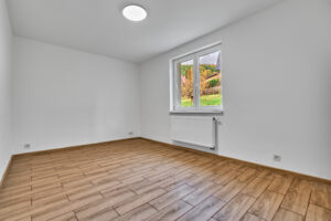 Pokoj rodinného domu k PRODEJI na adrese Teplička 62. 3+KK o velikosti 92 m², se zahradou a garáží.