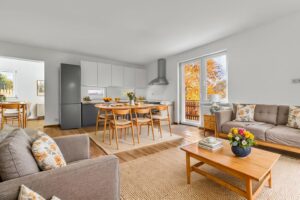 Vizualizace kuchyně s obývacím pokojem rodinného domu k PRODEJI na adrese Teplička 62. 3+KK o velikosti 92 m², se zahradou a garáží.