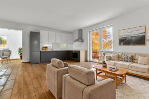 Vizualizace kuchyně s obývacím pokojem rodinného domu k PRODEJI na adrese Teplička 62. 3+KK o velikosti 92 m², se zahradou a garáží.