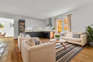 Vizualizace kuchyně s obývacím pokojem rodinného domu k PRODEJI na adrese Teplička 62. 3+KK o velikosti 92 m², se zahradou a garáží.