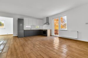 Vizualizace kuchyně s obývacím pokojem rodinného domu k PRODEJI na adrese Teplička 62. 3+KK o velikosti 92 m², se zahradou a garáží.