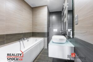 Koupelna - Pronájem bytu 2+KK v rezidenci Růžák v Karlových Varech