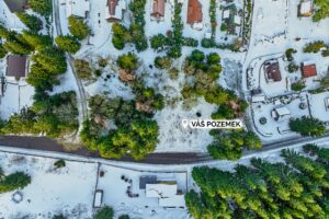 Nabízíme k prodeji rekreační pozemek o výměře 548 m² v oblíbené lokalitě Rovnost u města Jáchymov – v místě, které má silnou atmosféru, historii a jedinečný horský charakter.