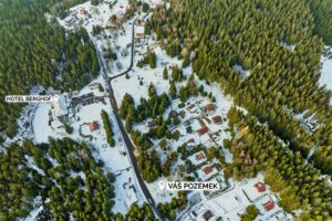 Nabízíme k prodeji rekreační pozemek o výměře 548 m² v oblíbené lokalitě Rovnost u města Jáchymov – v místě, které má silnou atmosféru, historii a jedinečný horský charakter.