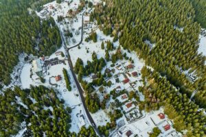 Nabízíme k prodeji rekreační pozemek o výměře 548 m² v oblíbené lokalitě Rovnost u města Jáchymov – v místě, které má silnou atmosféru, historii a jedinečný horský charakter.