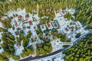 Nabízíme k prodeji rekreační pozemek o výměře 548 m² v oblíbené lokalitě Rovnost u města Jáchymov – v místě, které má silnou atmosféru, historii a jedinečný horský charakter.