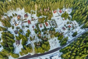 Nabízíme k prodeji rekreační pozemek o výměře 548 m² v oblíbené lokalitě Rovnost u města Jáchymov – v místě, které má silnou atmosféru, historii a jedinečný horský charakter.