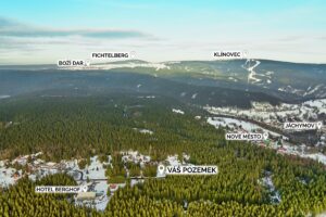 Nabízíme k prodeji rekreační pozemek o výměře 548 m² v oblíbené lokalitě Rovnost u města Jáchymov – v místě, které má silnou atmosféru, historii a jedinečný horský charakter.