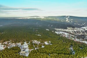 Nabízíme k prodeji rekreační pozemek o výměře 548 m² v oblíbené lokalitě Rovnost u města Jáchymov – v místě, které má silnou atmosféru, historii a jedinečný horský charakter.