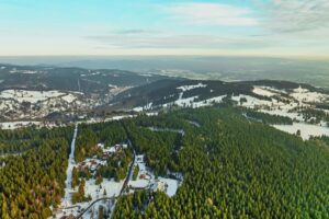 Nabízíme k prodeji rekreační pozemek o výměře 548 m² v oblíbené lokalitě Rovnost u města Jáchymov – v místě, které má silnou atmosféru, historii a jedinečný horský charakter.