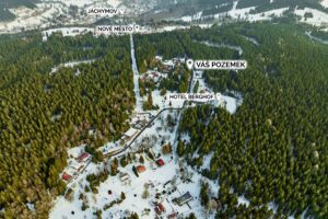 Nabízíme k prodeji rekreační pozemek o výměře 548 m² v oblíbené lokalitě Rovnost u města Jáchymov – v místě, které má silnou atmosféru, historii a jedinečný horský charakter.