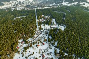 Nabízíme k prodeji rekreační pozemek o výměře 548 m² v oblíbené lokalitě Rovnost u města Jáchymov – v místě, které má silnou atmosféru, historii a jedinečný horský charakter.