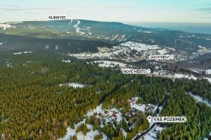 Nabízíme k prodeji rekreační pozemek o výměře 548 m² v oblíbené lokalitě Rovnost u města Jáchymov – v místě, které má silnou atmosféru, historii a jedinečný horský charakter.