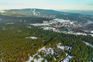 Nabízíme k prodeji rekreační pozemek o výměře 548 m² v oblíbené lokalitě Rovnost u města Jáchymov – v místě, které má silnou atmosféru, historii a jedinečný horský charakter.