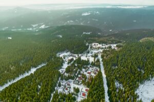 Nabízíme k prodeji rekreační pozemek o výměře 548 m² v oblíbené lokalitě Rovnost u města Jáchymov – v místě, které má silnou atmosféru, historii a jedinečný horský charakter.