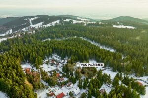 Nabízíme k prodeji rekreační pozemek o výměře 548 m² v oblíbené lokalitě Rovnost u města Jáchymov – v místě, které má silnou atmosféru, historii a jedinečný horský charakter.