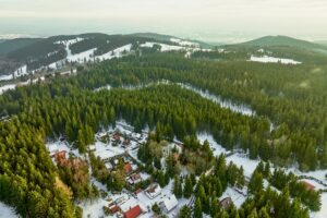 Nabízíme k prodeji rekreační pozemek o výměře 548 m² v oblíbené lokalitě Rovnost u města Jáchymov – v místě, které má silnou atmosféru, historii a jedinečný horský charakter.