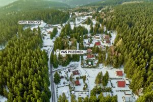 Nabízíme k prodeji rekreační pozemek o výměře 548 m² v oblíbené lokalitě Rovnost u města Jáchymov – v místě, které má silnou atmosféru, historii a jedinečný horský charakter.