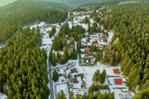 Nabízíme k prodeji rekreační pozemek o výměře 548 m² v oblíbené lokalitě Rovnost u města Jáchymov – v místě, které má silnou atmosféru, historii a jedinečný horský charakter.