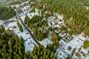 Nabízíme k prodeji rekreační pozemek o výměře 548 m² v oblíbené lokalitě Rovnost u města Jáchymov – v místě, které má silnou atmosféru, historii a jedinečný horský charakter.