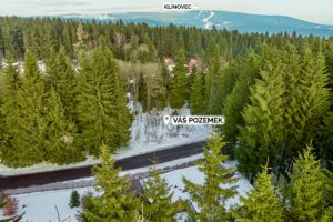 Nabízíme k prodeji rekreační pozemek o výměře 548 m² v oblíbené lokalitě Rovnost u města Jáchymov – v místě, které má silnou atmosféru, historii a jedinečný horský charakter.