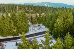 Nabízíme k prodeji rekreační pozemek o výměře 548 m² v oblíbené lokalitě Rovnost u města Jáchymov – v místě, které má silnou atmosféru, historii a jedinečný horský charakter.