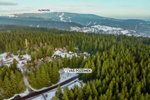 Nabízíme k prodeji rekreační pozemek o výměře 548 m² v oblíbené lokalitě Rovnost u města Jáchymov – v místě, které má silnou atmosféru, historii a jedinečný horský charakter.