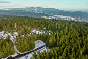 Nabízíme k prodeji rekreační pozemek o výměře 548 m² v oblíbené lokalitě Rovnost u města Jáchymov – v místě, které má silnou atmosféru, historii a jedinečný horský charakter.