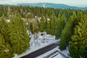 Nabízíme k prodeji rekreační pozemek o výměře 548 m² v oblíbené lokalitě Rovnost u města Jáchymov – v místě, které má silnou atmosféru, historii a jedinečný horský charakter.